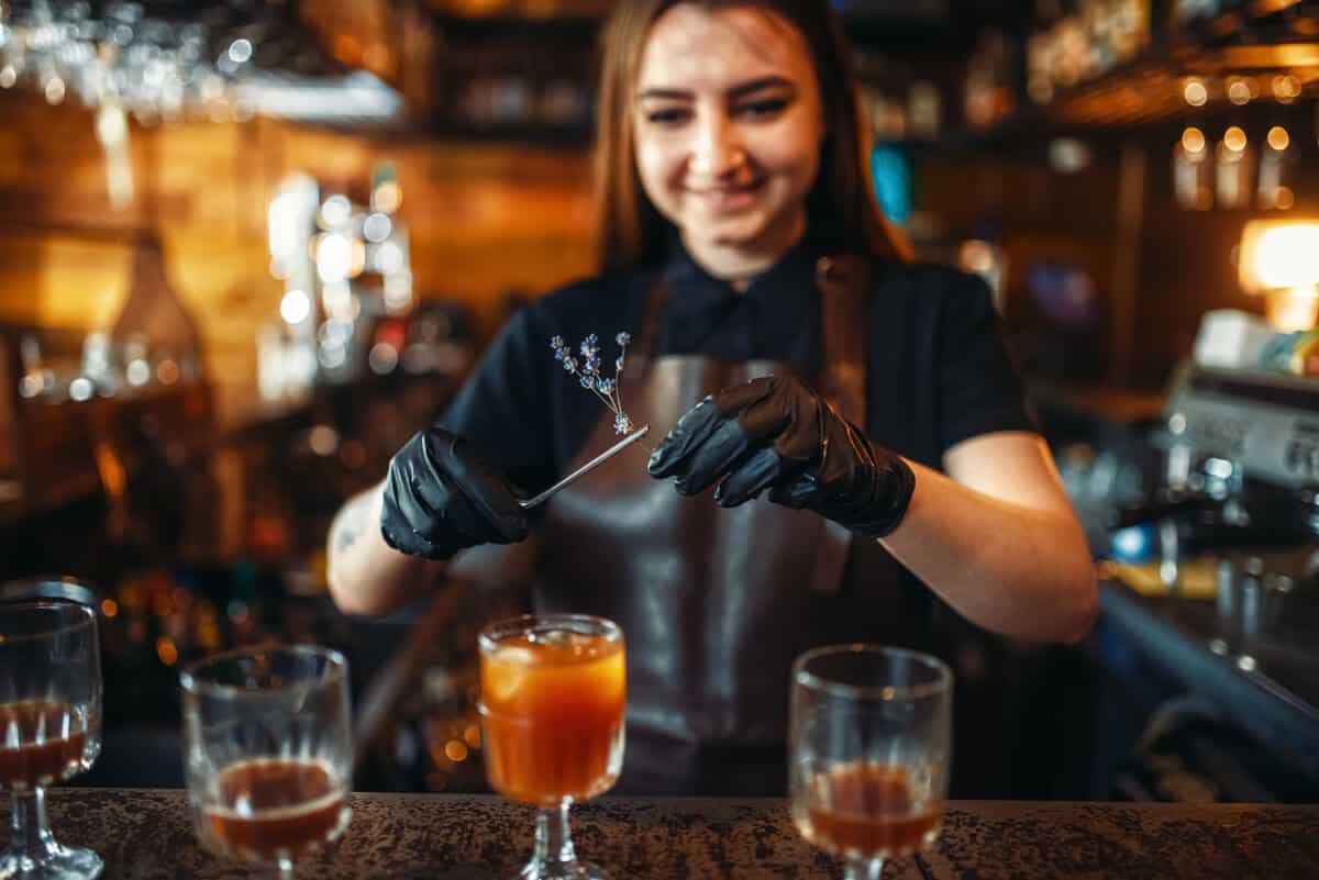 Cómo ser bartender mujer: Una guía para destacar en el mundo de la coctelería