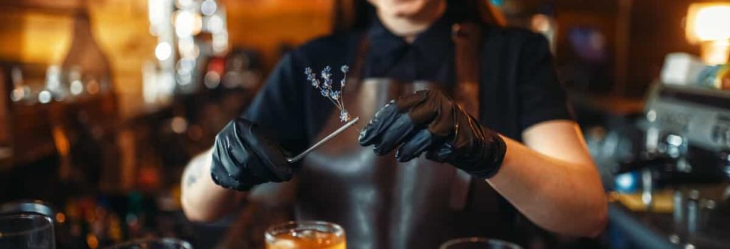 Cómo ser bartender mujer: Una guía para destacar en el mundo de la coctelería